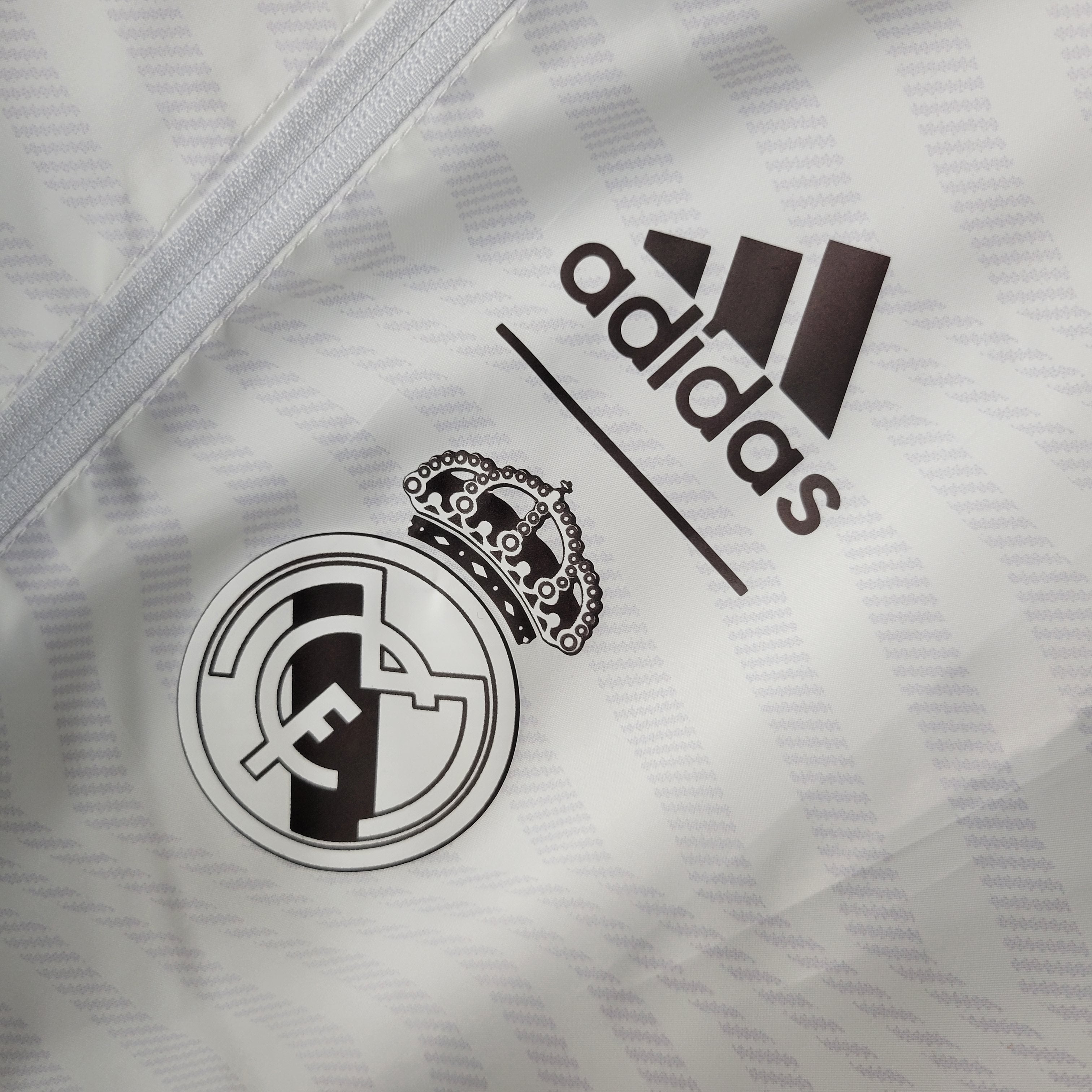 Coupe-Vent Réversible - Real Madrid 23/24 - Vue rapprochée