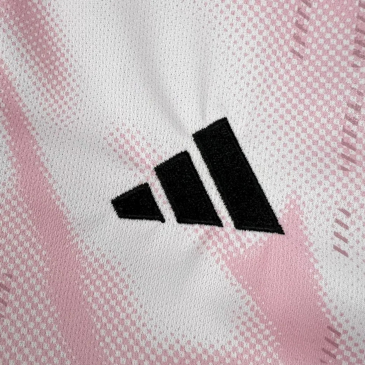 Real Madrid Édition Spéciale 25/26 - Rose et Blanc