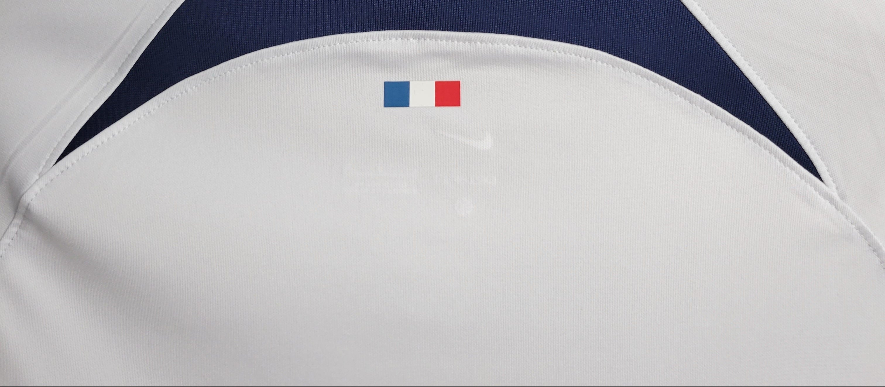 PSG Extérieur 23/24 - Vue rapprochée