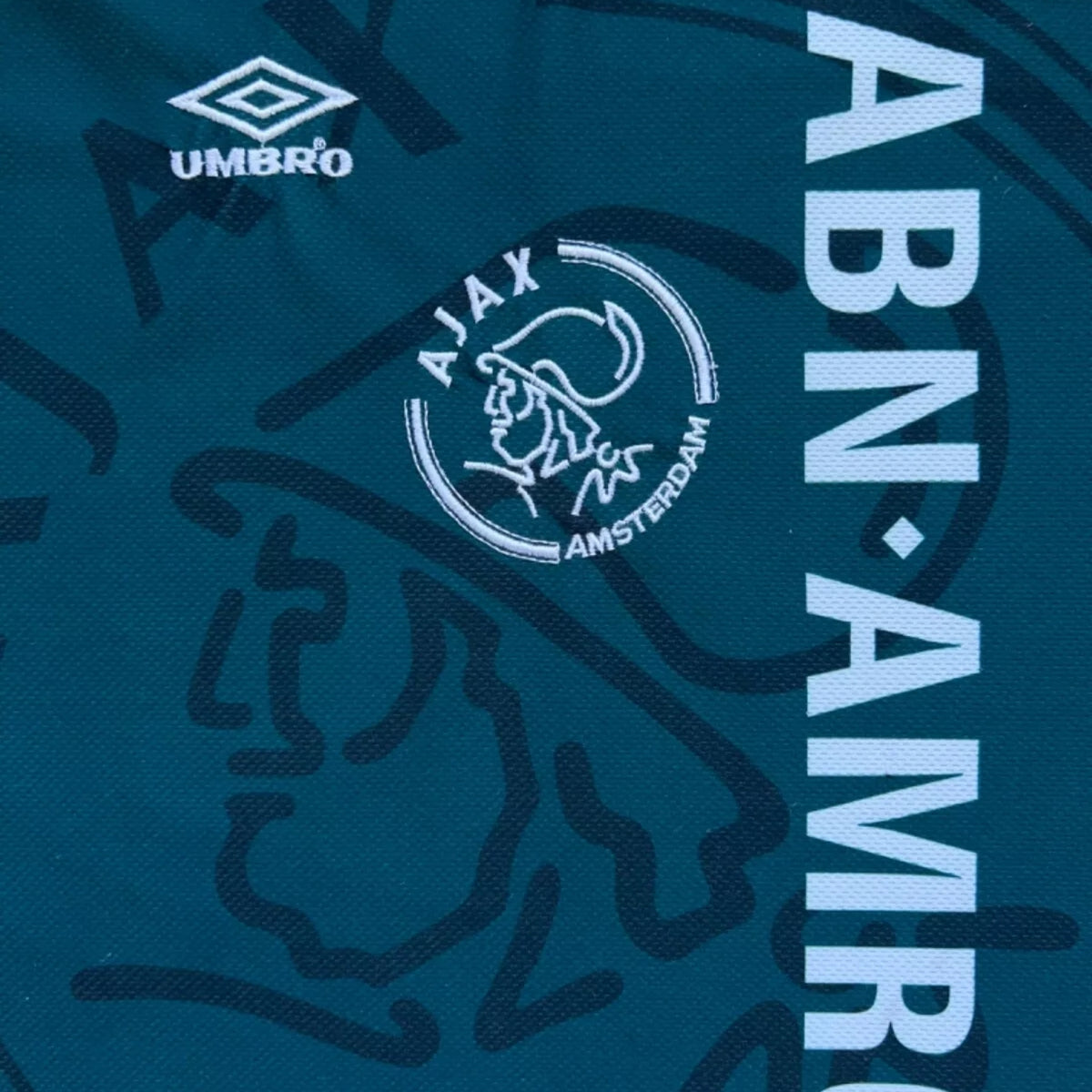 Ajax Extérieur 95/96 - Vue rapprochée