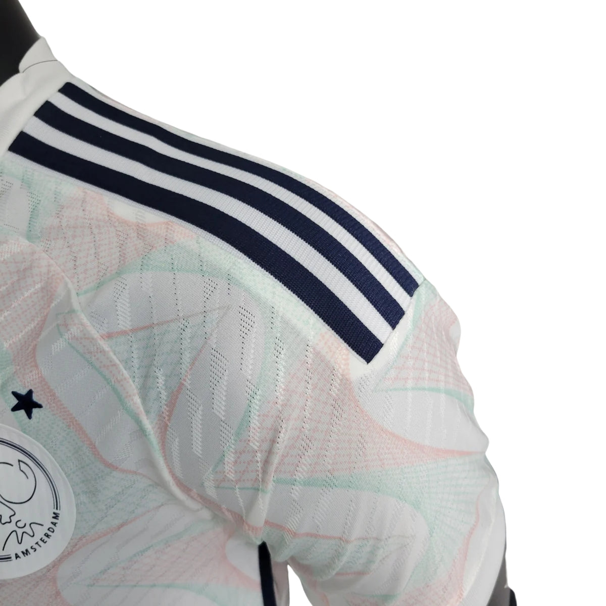 Ajax Extérieur 23/24 - Vue rapprochée
