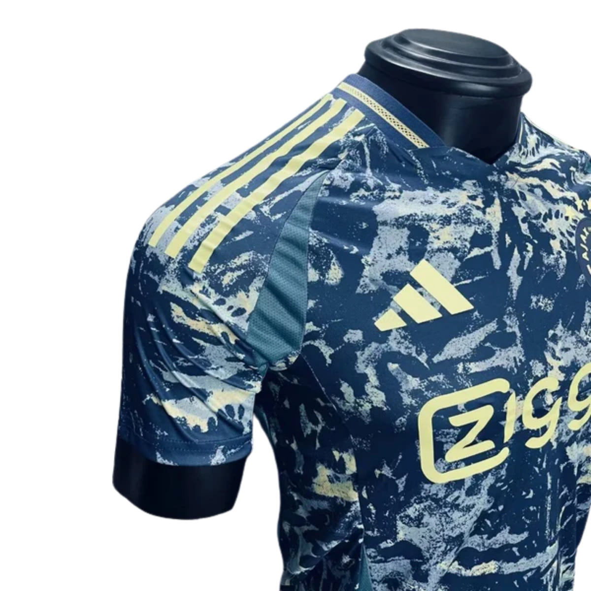 Ajax Extérieur 24/25 - Vue rapprochée