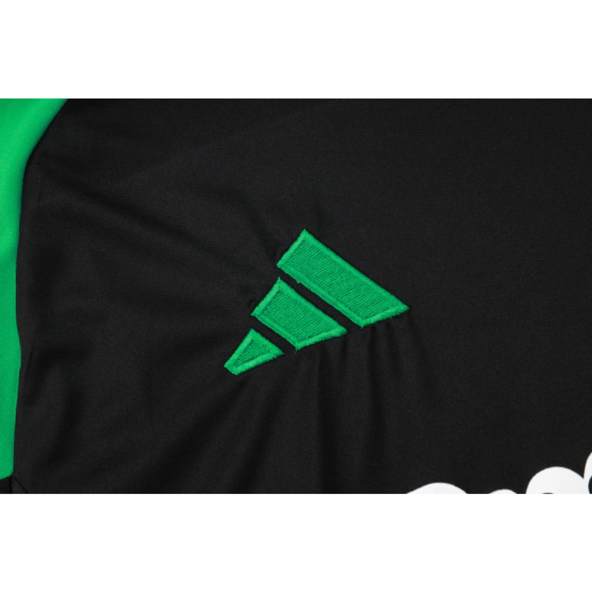 Arsenal 24/25 - Training Kit - Close-up