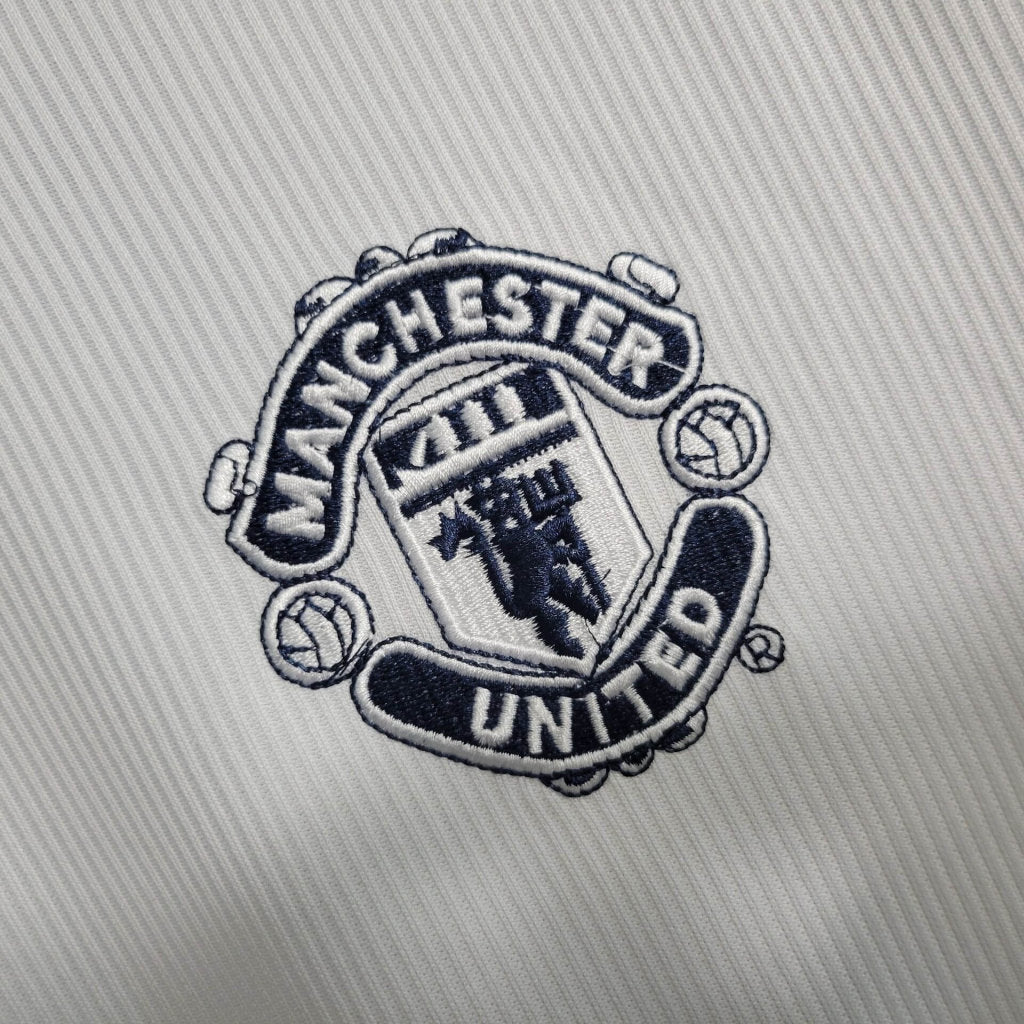 Manchester United Away 99/00 - Long Sleeved - Close-up